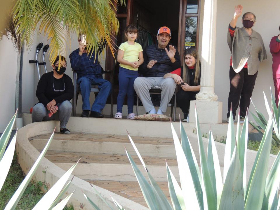 Foto 3 de 10 — Amigos fazem carreata para celebrar recuperação de empresário curado do coronavírus